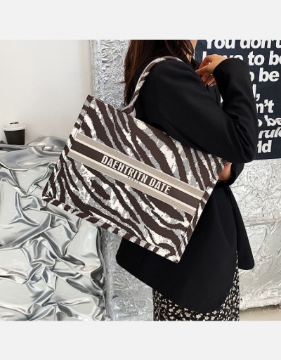 High-Fashion Edge Printed Tote Bag With Zipper #798739 $30.94 USD, Wholesale Fashion Tote Bag